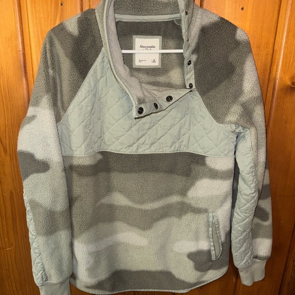 Abercrombie & Fitch Sweaters - Abercrombie & Fitch women’s Green Camouflage Sweater